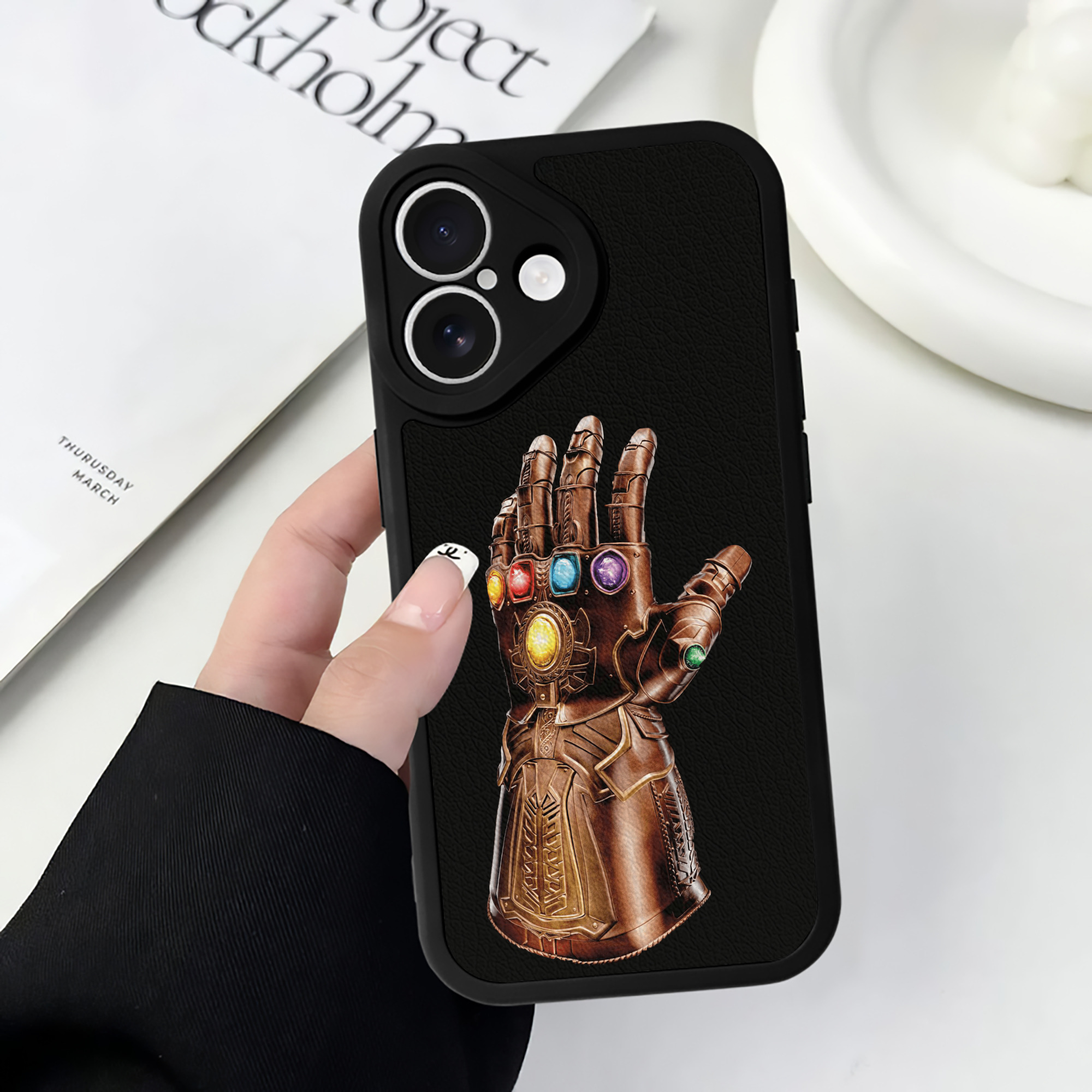 （画像用） アベンジャーズ The Avengers 【iPhone 16シリーズ対応】シリコンスマホケース（レザー調） 材質：シリコン